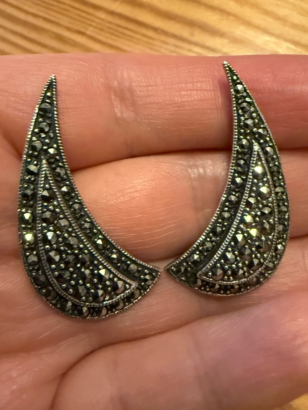 EUC 925 Sterling Silver & Marcasite Curved Leaf Stud Earrings - Silver - Vintage